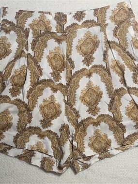 Vintage H&M Woman’s White and Brown Paisley Light Luxurious Print Shorts pockets